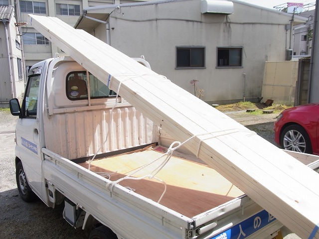 http://www.takaishi-ind.co.jp/shacho_p/img/s-%E6%9C%A8%E6%9D%90%E6%90%AC%E5%85%A5%E2%91%A1.jpg